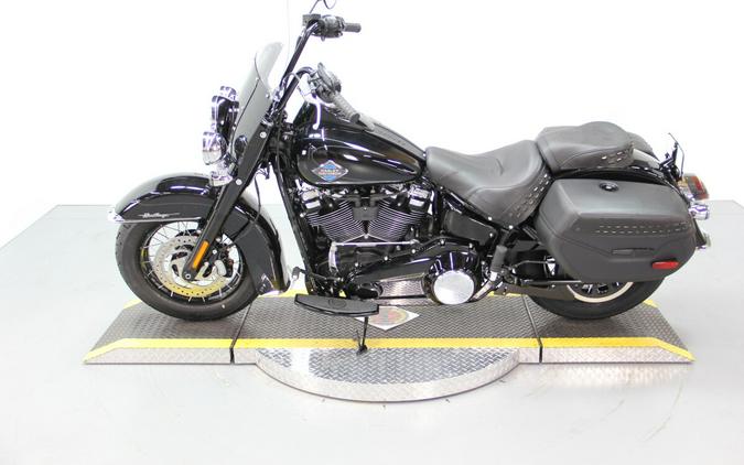2025 Harley-Davidson Heritage Classic™ Vivid Black w/Laced Wheels