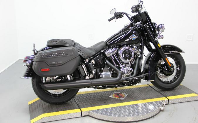 2025 Harley-Davidson Heritage Classic™ Vivid Black w/Laced Wheels