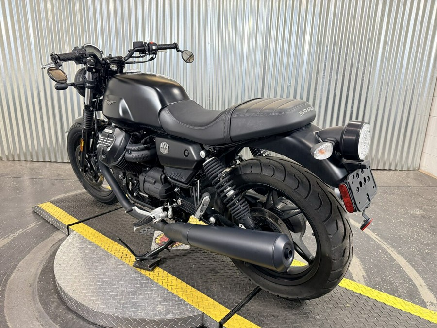 2022 Moto Guzzi V7 Stone E5