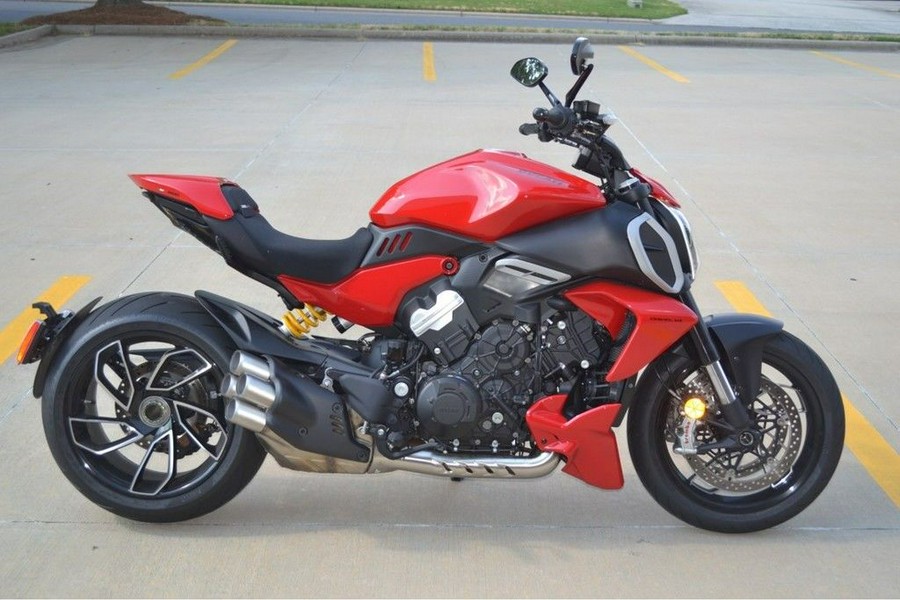 2023 Ducati Diavel V4 Ducati Red