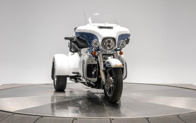 2015 HARLEY-DAVIDSON FLHTCUTG TRI GLIDE ULTRA in White Hot/ Blue Hot