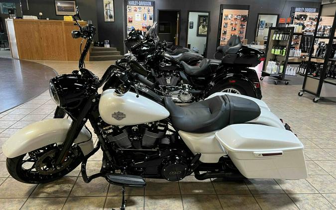 2024 Harley-Davidson Road King Special White Onyx Pearl