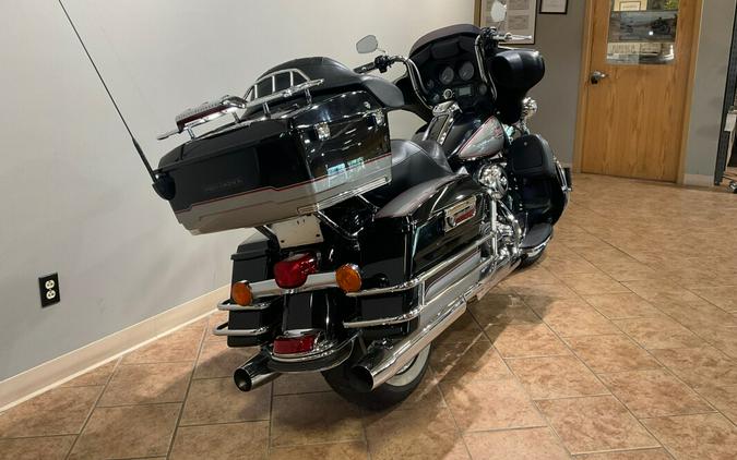 2009 Harley-Davidson Electra Glide® Classic Vivid Black & Pewter Pearl FLHTC