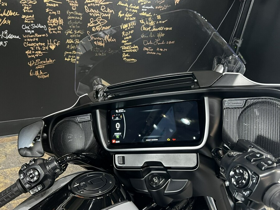 2025 Harley-Davidson Street Glide® Ultra Billiard Gray - Black Finish