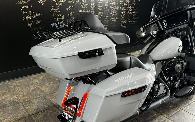 2025 Harley-Davidson Street Glide® Ultra Billiard Gray - Black Finish