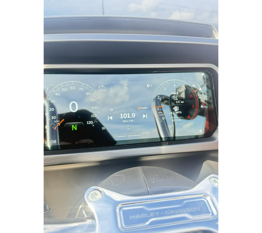 2026 Harley-Davidson® Road Glide® Vivid Black Chrome Trim