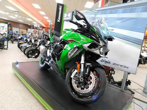 2019 Kawasaki Ninja H2 SX SE+ Review: Supercharged Travel