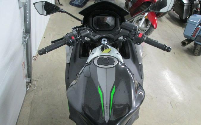 2022 Kawasaki Ninja® 650 ABS Pearl Robotic White/Metallic Carbon Gray