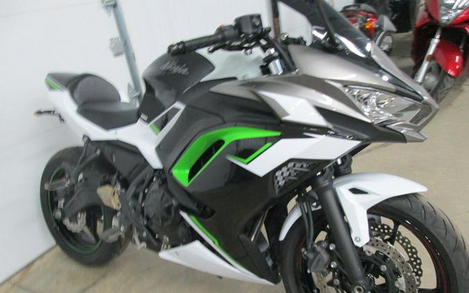 2022 Kawasaki Ninja® 650 ABS Pearl Robotic White/Metallic Carbon Gray