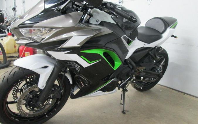 2022 Kawasaki Ninja® 650 ABS Pearl Robotic White/Metallic Carbon Gray