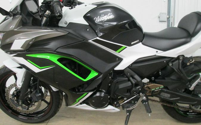 2022 Kawasaki Ninja® 650 ABS Pearl Robotic White/Metallic Carbon Gray