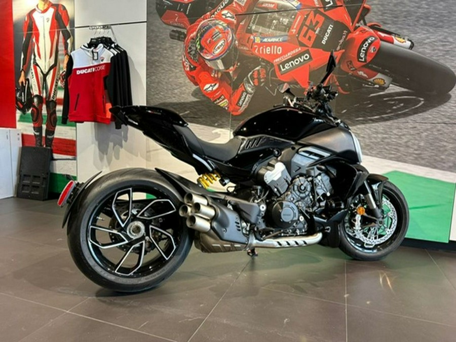 2023 Ducati Diavel V4 Thrilling Black