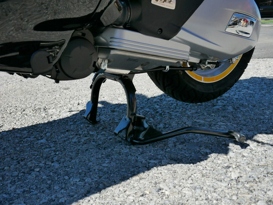 2023 Vespa Primavera 150 Disney Mickey Mouse Edition