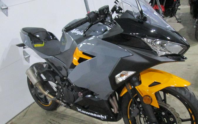 2018 Kawasaki Ninja® 400 ABS Pearl Solar Yellow/Pearl Storm Gray/Ebony