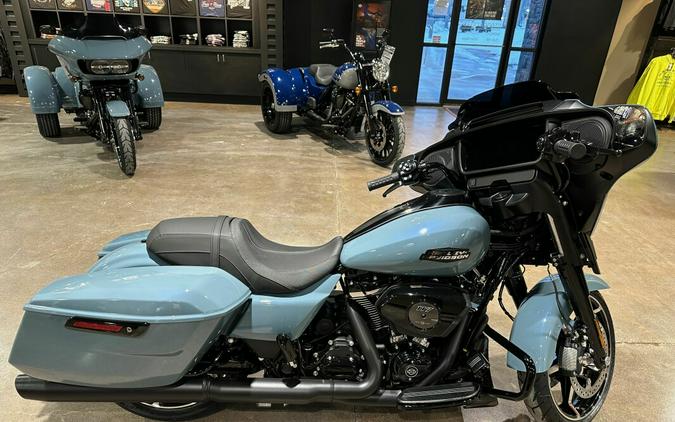 2023 Harley-Davidson® CVO™ Street Glide® Dark Platinum w/ Pinstripe