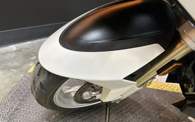 2022 BMW R 1250 RT 719 Mineral White Metallic