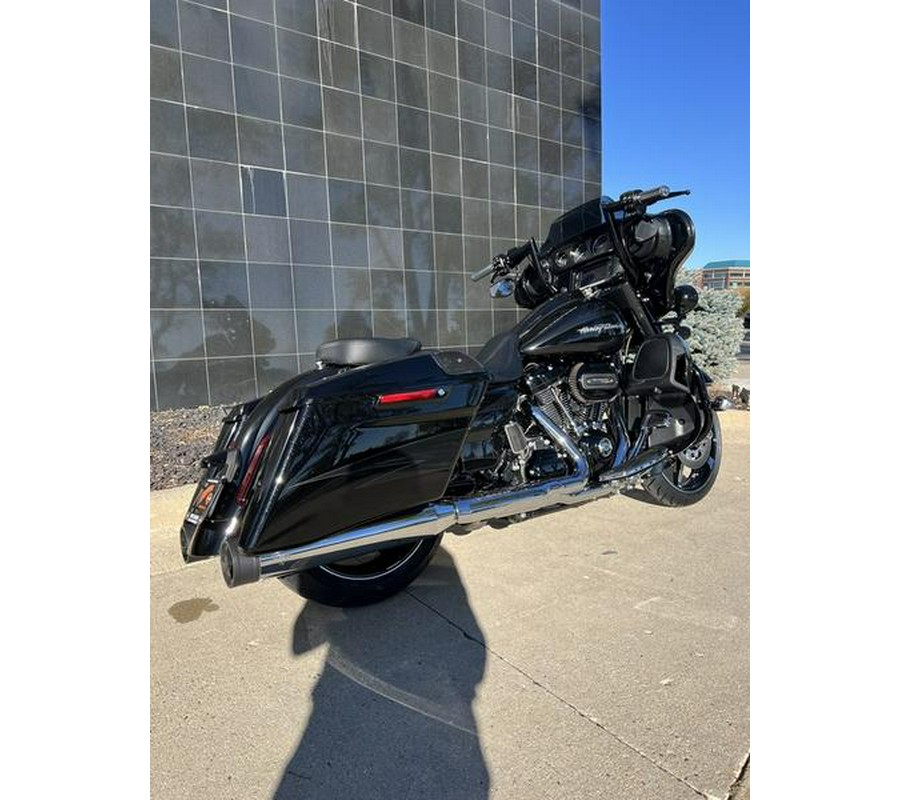 2017 Harley-Davidson® FLHXSE - CVO™ Street Glide®
