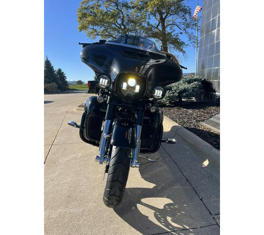 2017 Harley-Davidson® FLHXSE - CVO™ Street Glide®