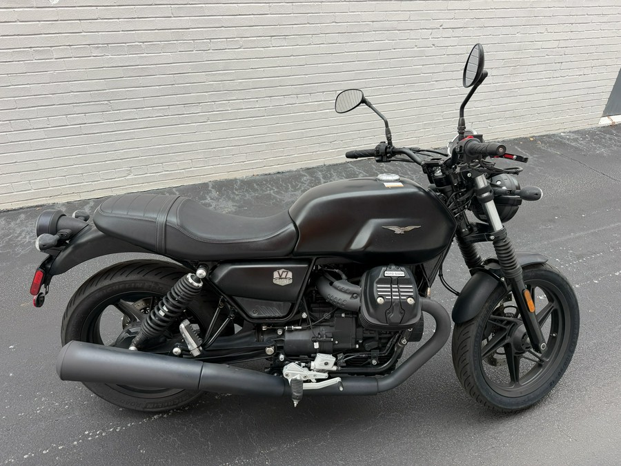 2022 Moto Guzzi V7 Stone