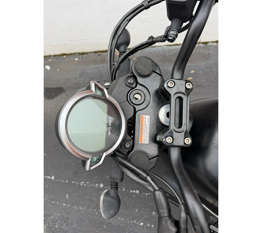 2022 Moto Guzzi V7 Stone