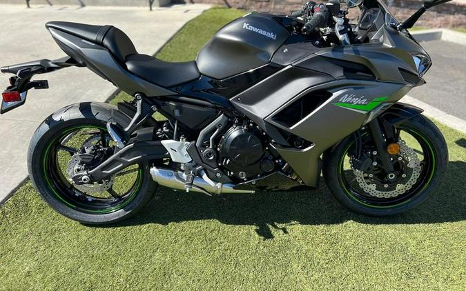 2024 Kawasaki Ninja® 650 Metallic Matte Dark Gray/Metallic Spark Black