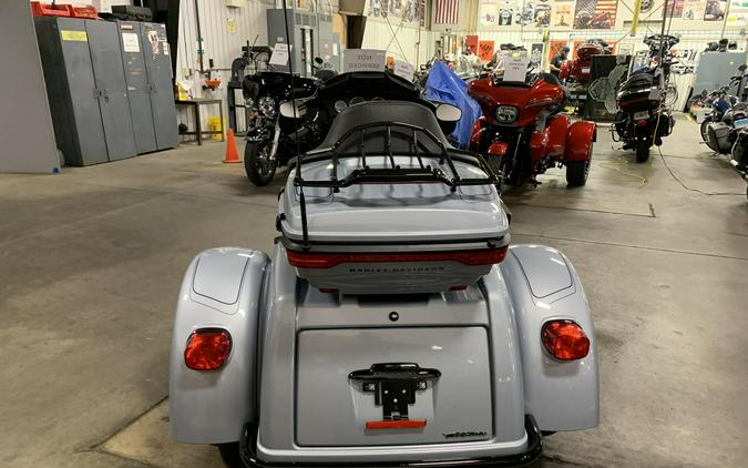 2025 Harley-Davidson® Tri Glide® Ultra Atlas Silver Metallic - Black Finish
