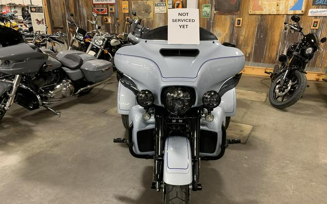 2025 Harley-Davidson® Tri Glide® Ultra Atlas Silver Metallic - Black Finish