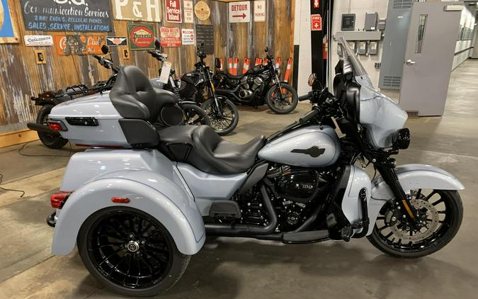 2025 Harley-Davidson® Tri Glide® Ultra Atlas Silver Metallic - Black Finish