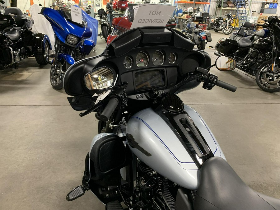 2025 Harley-Davidson® Tri Glide® Ultra Atlas Silver Metallic - Black Finish
