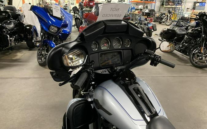 2025 Harley-Davidson® Tri Glide® Ultra Atlas Silver Metallic - Black Finish