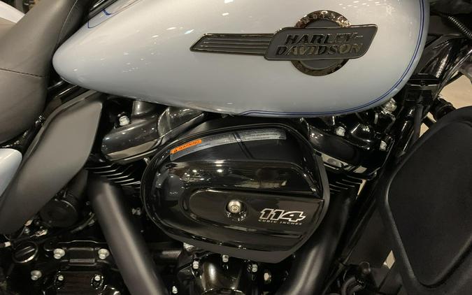 2025 Harley-Davidson® Tri Glide® Ultra Atlas Silver Metallic - Black Finish
