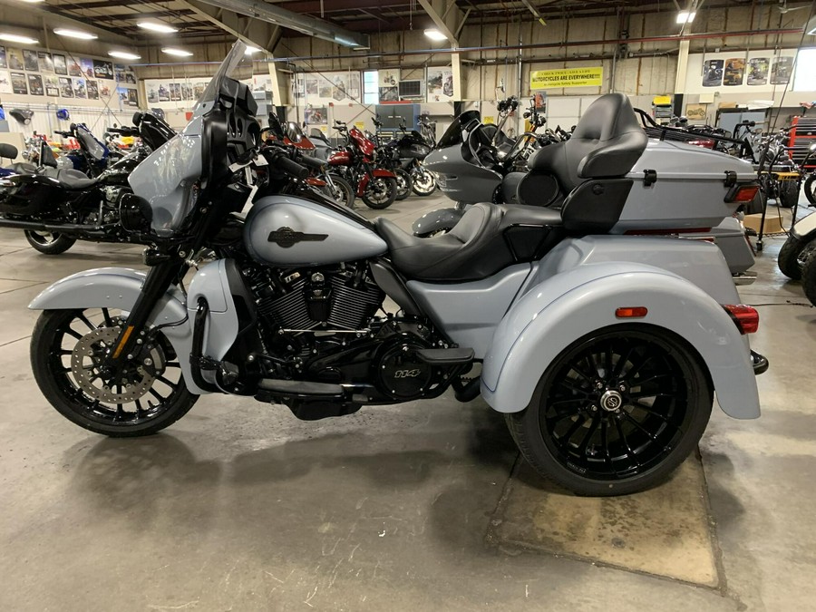 2025 Harley-Davidson® Tri Glide® Ultra Atlas Silver Metallic - Black Finish