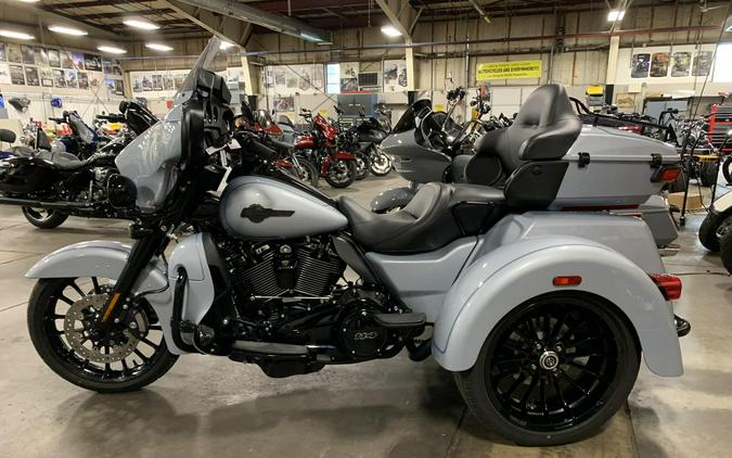 2025 Harley-Davidson® Tri Glide® Ultra Atlas Silver Metallic - Black Finish
