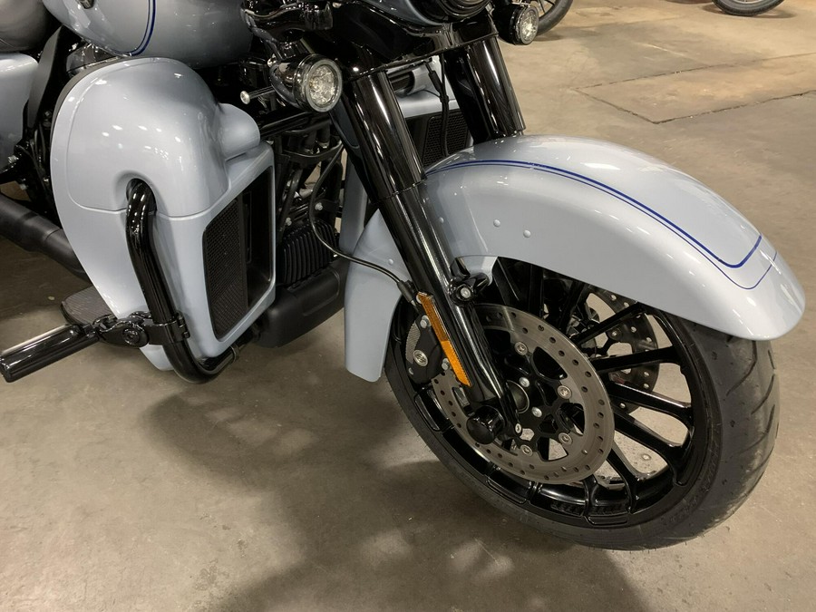 2025 Harley-Davidson® Tri Glide® Ultra Atlas Silver Metallic - Black Finish