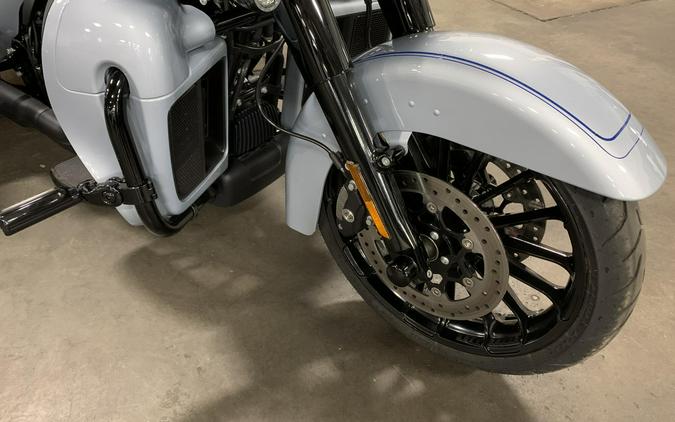 2025 Harley-Davidson® Tri Glide® Ultra Atlas Silver Metallic - Black Finish