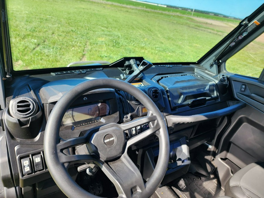 2025 Can-Am DEFENDER LIMITED CAB HD10