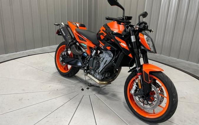 2022 KTM 890 DUKE R