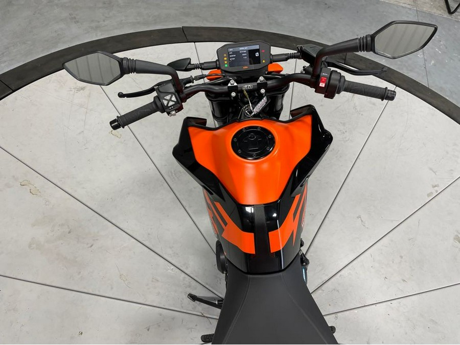 2022 KTM 890 DUKE R