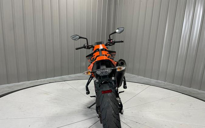 2022 KTM 890 DUKE R