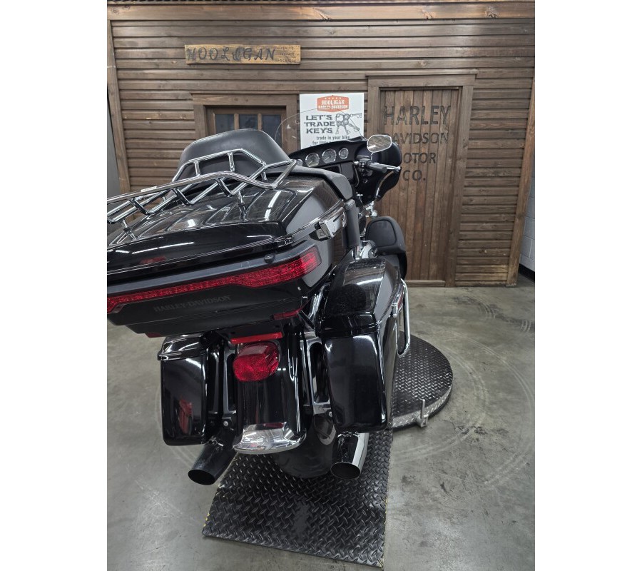 2019 Harley-Davidson® Electra Glide® Ultra Classic® BLACK W/PINSTRIPE