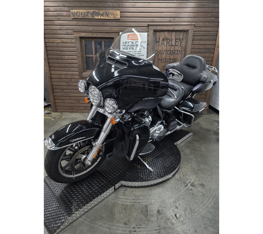 2019 Harley-Davidson® Electra Glide® Ultra Classic® BLACK W/PINSTRIPE