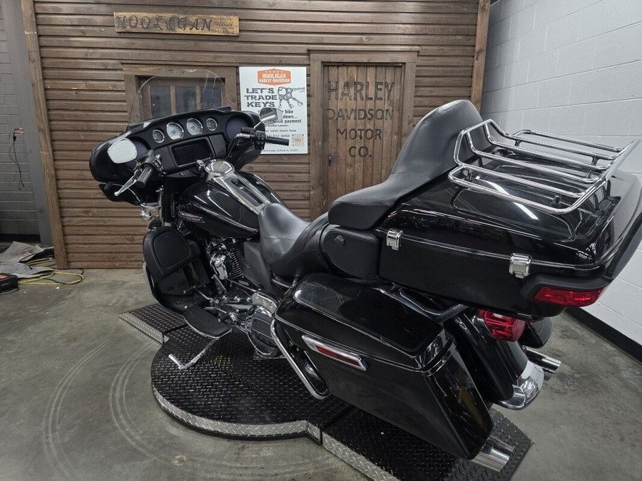 2019 Harley-Davidson® Electra Glide® Ultra Classic® BLACK W/PINSTRIPE