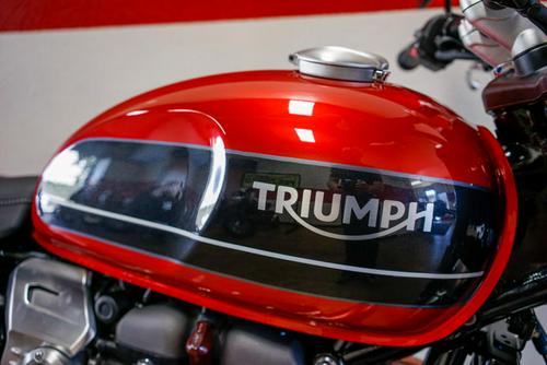 2020 Triumph Speed Twin Review Photo Gallery