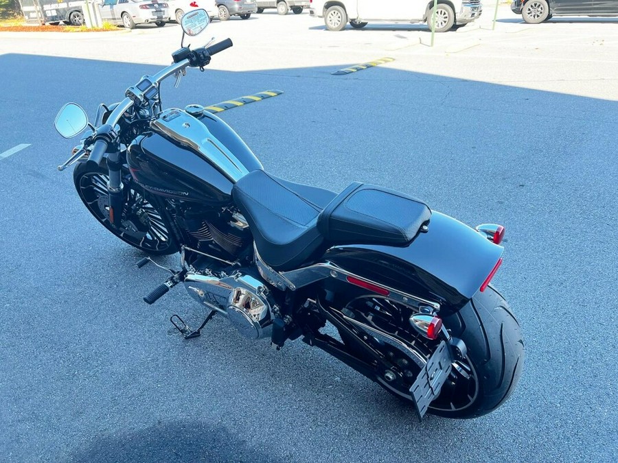 2023 Harley-Davidson Breakout Vivid Black (Chrome Finish w/ Cast Wheels)