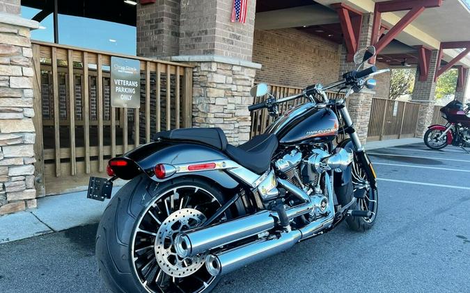 2023 Harley-Davidson Breakout Vivid Black (Chrome Finish w/ Cast Wheels)