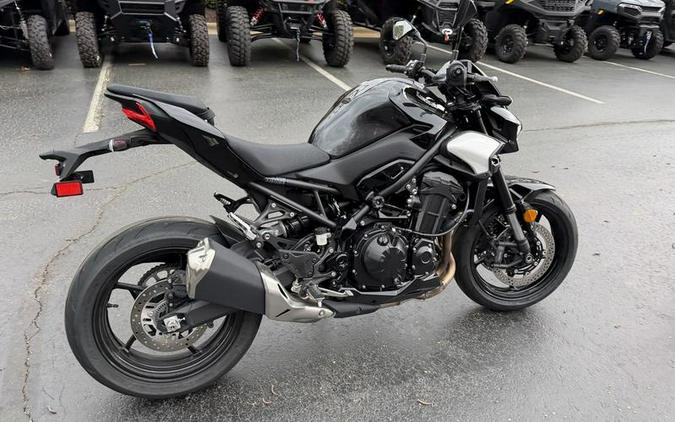 2025 Kawasaki Z900 ABS Metallic Spark Black/Metallic Carbon Gray