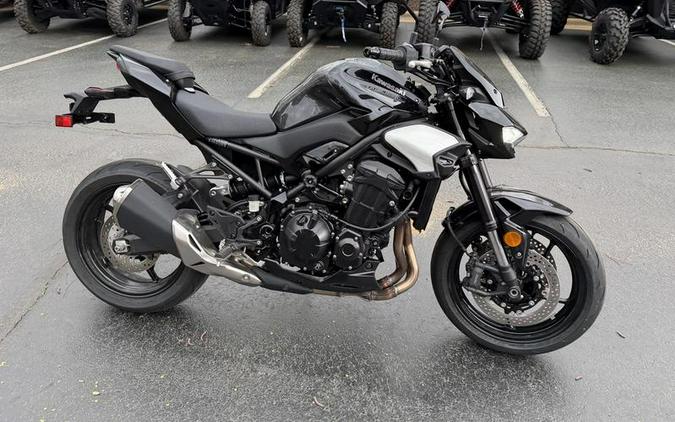 2025 Kawasaki Z900 ABS Metallic Spark Black/Metallic Carbon Gray