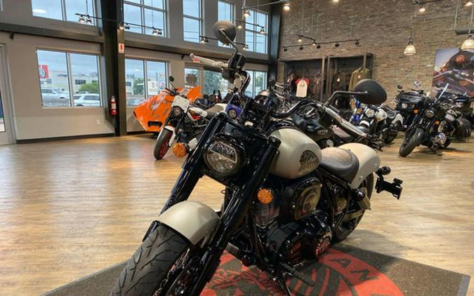 2023 Indian Motorcycle® Chief® Bobber Dark Horse® Silver Quartz Smoke