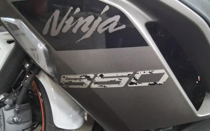 2023 Kawasaki Ninja 650 Pearl Robotic White/Metallic Matte Gray KRT Edition