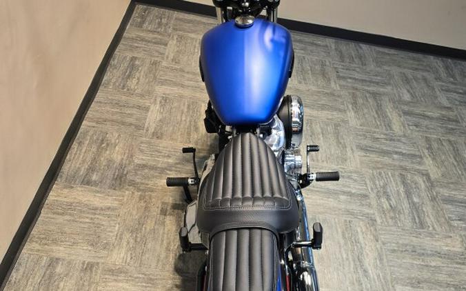 2026 Harley-Davidson® Street Bob® Aurora Blue Denim Chrome Cast Wheels FXBB